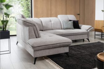 Mały narożnik z funkcją spania z pojemnikiem na pościel do niewielkiego salonu