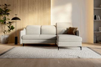 Mały narożnik z wąskimi bokami z ruchomymi zagłówkami z funkcją spania