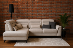 Nowoczesny narożnik z zagłówkami na tle ściany z czerwonej cegły