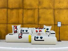 Mały narożnik z funkcją spania i designerskim wyglądem