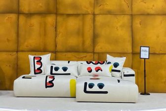 Mały narożnik z funkcją spania i designerskim wyglądem