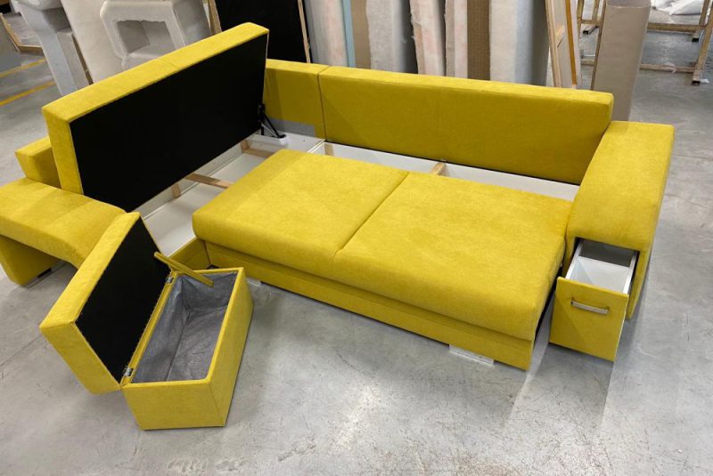 Miodowy narożnik z funkcją spania i dodatkowym miejscem do przechowywania