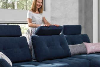 Nowoczesna kanapa narożna z regulowanymi zagłówkami