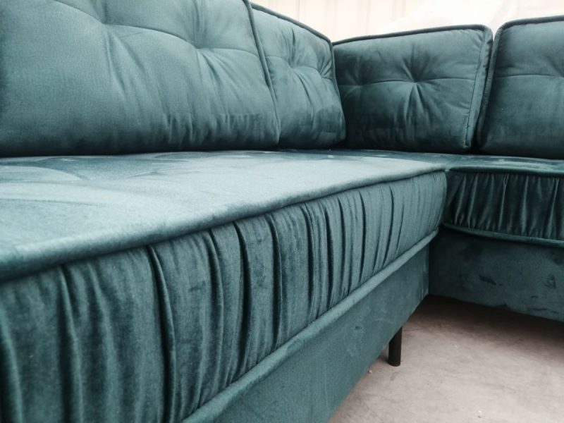 Kanapa narożna z funkcją spania w kolorze szarym z miejscem na przechowywanie i dekoracyjnymi poduszkami