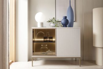 Mała komoda kaszmir z szybą hartowaną i podświetleniem