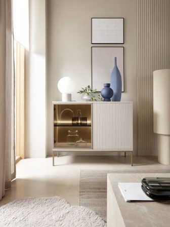 Mała komoda kaszmir z szybą hartowaną i podświetleniem