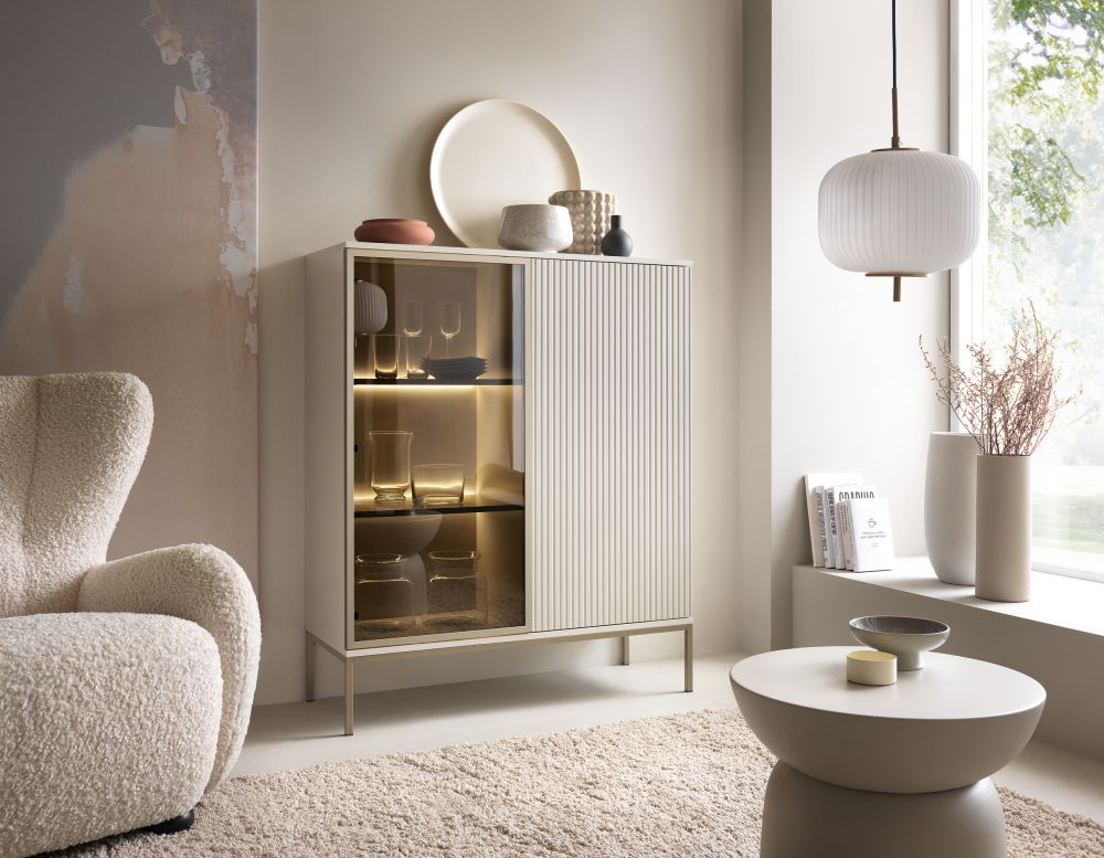 Niska, kaszmirowa witryna z oświetleniem LED