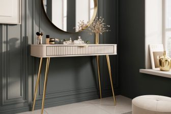 Beżowa toaletka na złotych nogach