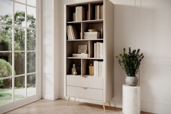 Beżowy regał z dwoma szufladami na złotych nogach