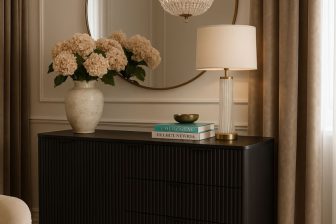 Czarna komoda z obłymi bokami na wysokich nogach