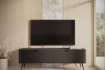 Czarna szafka RTV z obłymi rogami na wysokich czarnych nogach