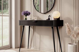 Czarna toaletka na wysokich nogach