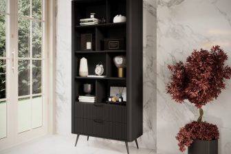 Czarny regał z szufladami na czarnych, wysokich nogach