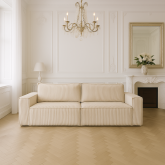 Beżowa sofa z dużą powierzchnią spania