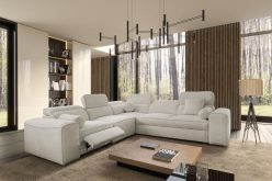 Jasna sofa rogowa z elektrycznie wysuwanym posnóżkiem
