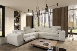 Jasna sofa rogowa z elektrycznie wysuwanym podnóżkiem