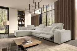 Jasny narożnik z wysuwanym podnóżkiem do salonu i spania