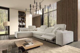 Beżowy narożnik z wysuwanym podnóżkiem w tkaninie hydrofobowej