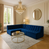 Granatowa kanapa rogowa w salonie glamour