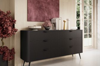 Zaokrąglona czarna komoda z 6 szufladami na wysokich nogach