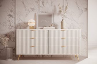 Zaokrąglona komoda beżowa z szufladami na złotych nogach