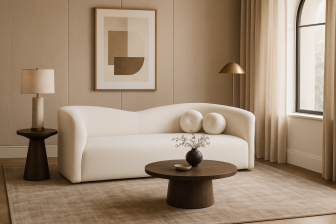 Beżowa mała sofa półokrągła do salonu