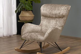 Beżowy fotel bujany na drewnianych płozach