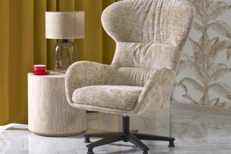 Beżowy fotel salonowy nogi na krzyżaku