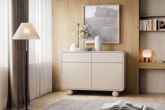 Mała komoda kaszmirowa na okrągłych nogach