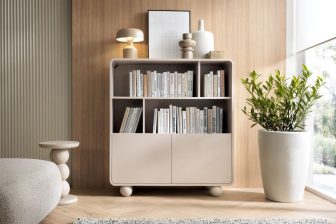 Niski regał kaszmirowy na okrągłych nogach z szafką bez uchwytów