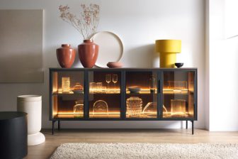 Piękna komoda z oświetleniem LED z witrynami