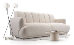 Beżowa obła sofa z oparciem bez poduszek