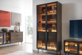 Piękne witryna wysoka brąz z oświetleniem LED