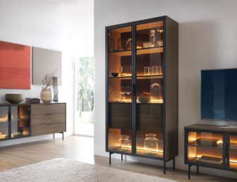 Piękne witryna wysoka brąz z oświetleniem LED