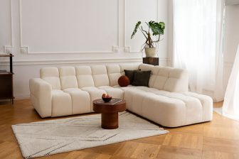 Bardzo komfortowa sofa do salonu z oparciem z dwóch stron