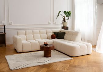 Bardzo komfortowa sofa do salonu z oparciem z dwóch stron