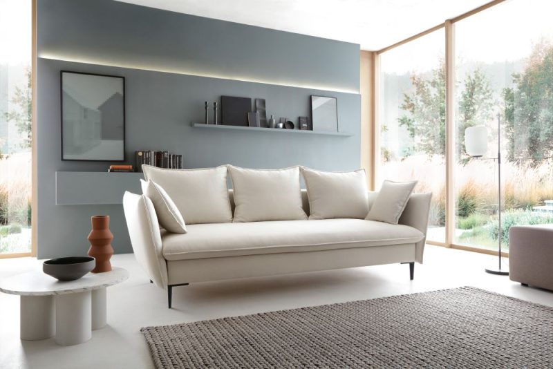Śmietankowa sofa rozkładana