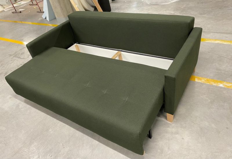 Tania kanapa zes krzynią na pościel