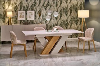 Piękny kaszmirowy stół z drewnem