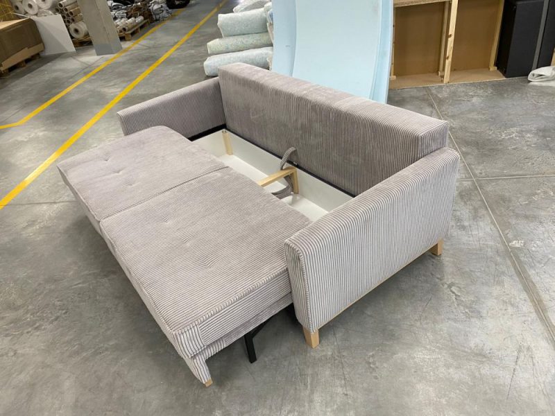 Szara sztruksowa sofa ze skrzynią na pościel