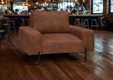 Loftowy fotel z szerokimi bokami