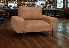 Loftowy fotel na metalowych nóżkach z dużym siedziskiem