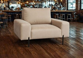 Beżowy fotel loftowy do dużego salonu