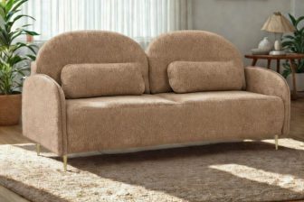 Jasnobrązowa sofa z chudymi boczkami