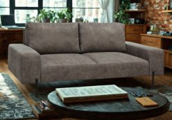 Szara sofa loft na wysokich metalowych nóżkach
