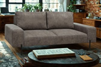 Szara sofa loft na wysokich metalowych nóżkach