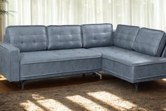 Narożnik z guzikami na siedziski i poduszkach