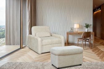 Fotel rozkładany do spania z pufą z funkcja szezlonga